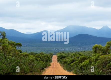 Route de terre vers la chaîne des Stirling Ranges en Australie occidentale Banque D'Images