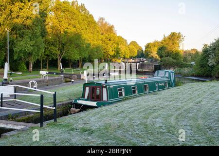 Le bateau à rames de Hatton se ferme sur le canal de Grand Union en plein soleil du printemps tôt le matin. Hatton, Warwickshire, Angleterre Banque D'Images