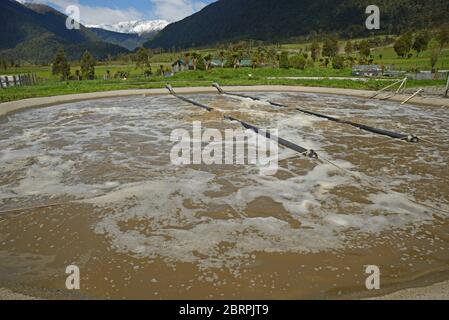 Un étang de retenue utilise l'aération pour éliminer les polluants des eaux usées industrielles Banque D'Images