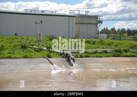 Un étang de retenue utilise l'aération pour éliminer les polluants des eaux usées industrielles Banque D'Images