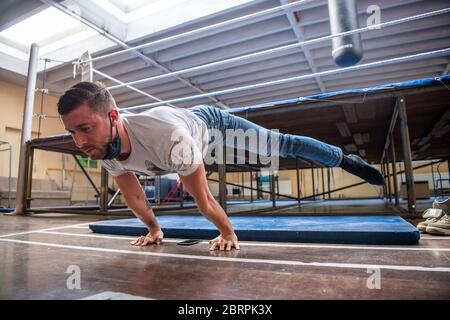 Munich, Allemagne. 18 mai 2020. Sven Jahn-Munos, artiste de la sangle, fait des exercices d'étirement dans la salle de sport du cirque. Cirkus Krone a également été touché par la crise de Corona. Crédit : Lino Mirgeler/dpa/Alay Live News Banque D'Images