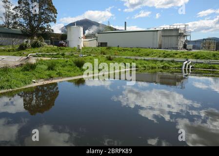 Un étang de retenue utilise l'aération pour éliminer les polluants des eaux usées industrielles Banque D'Images