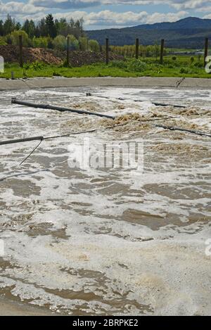 Un étang de retenue utilise l'aération pour éliminer les polluants des eaux usées industrielles Banque D'Images