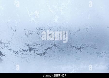 Frosty modèle sur la vitre. La figure est faite d'air froid. Banque D'Images