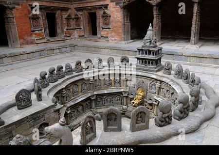 Lalitpur Népal - Sundari Chowk cour avec citerne d'eau Tusha Hiti Banque D'Images