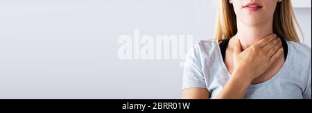 Maladie du cou thyroïde. Femme gorge douleur physique Banque D'Images