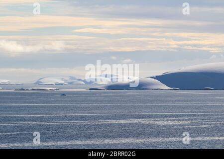 Doux coucher de soleil autour de la péninsule antarctique, l'archipel de Palmer, l'Antarctique Banque D'Images
