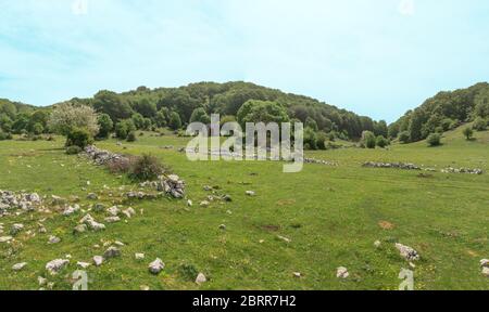 Monte Gennaro - le sommet des monts Monti Lucretili, région du Latium, centre de l'Italie; c'est le plus haut sommet visible de Rome Banque D'Images