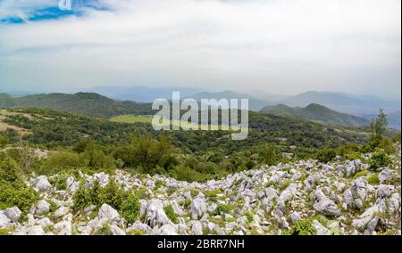 Monte Gennaro - le sommet des monts Monti Lucretili, région du Latium, centre de l'Italie; c'est le plus haut sommet visible de Rome Banque D'Images