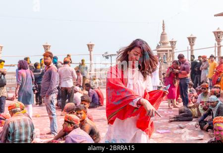 Les gens célèbrent le traditionnel et ritualiste coloré Lathmar Holi avec la danse et les visages colorés au temple Radharani à Barasana, Uttar Pradesh Banque D'Images