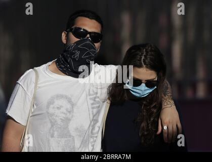 Williamsburg, États-Unis. 22 mai 2020. Un homme et une femme portent des masques protecteurs lorsqu'ils traversent le pont de Williamsburg à New York le jeudi 21 mai 2020. Le nombre de décès par coronavirus aux États-Unis atteint maintenant 90,000 et le nombre de cas signalés dépasse 1.5 millions. Photo de John Angelillo/UPI crédit: UPI/Alay Live News Banque D'Images