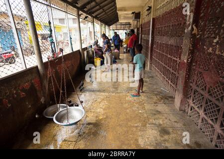 Jaffna / Sri Lanka - 15 août 2019: Personnes vendant le marché local de poisson dans la ville de Jaffna Banque D'Images