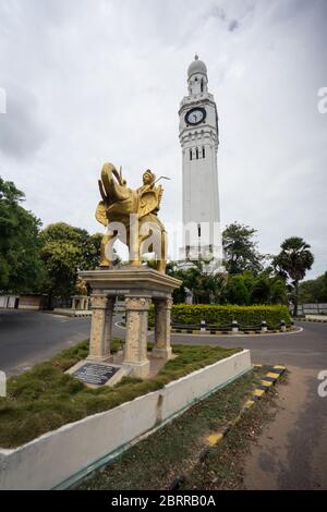 Jaffna / Sri Lanka - 15 août 2019 : photo verticale de la statue du roi Ellalan contre le ciel nuageux et la tour de l'horloge Banque D'Images