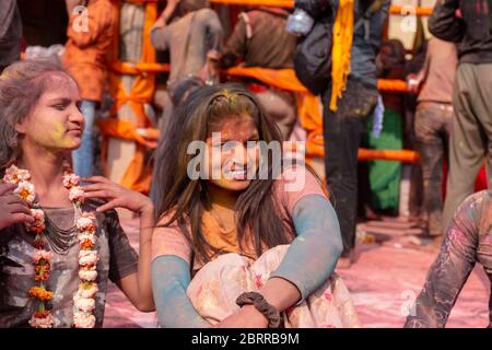 Les gens célèbrent le traditionnel et ritualiste coloré Lathmar Holi avec la danse et les visages colorés au temple Radharani à Barasana, Uttar Pradesh Banque D'Images