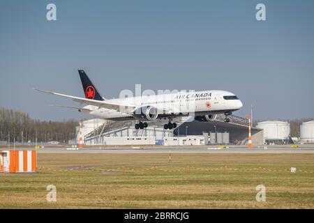 Munich, Allemagne - Mars 27. 2020 : Boeing 787-9 d'Air Canada Dreamliner avec l'immatriculation de l'avion C-FRTG à l'approche de la piste sud 08R Banque D'Images