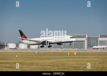 Munich, Allemagne - Mars 27. 2020 : Boeing 787-9 d'Air Canada Dreamliner avec l'immatriculation de l'avion C-FRTG à l'approche de la piste sud 08R Banque D'Images