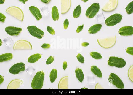 Vue du dessus photo de dessus de la tête des feuilles de menthe, des glaçons et des tranches de lime couchés en cercles avec le centre vide isolé sur fond blanc Banque D'Images