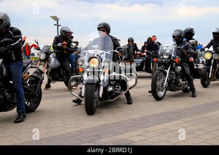 Motocyclistes sur Cool Motorbike, en casques et vestes en cuir, saison de moto ouverte, Motorcyclisme dans Motorcycle Racing. Dnipro,Ukraine,11 05 2019 Banque D'Images