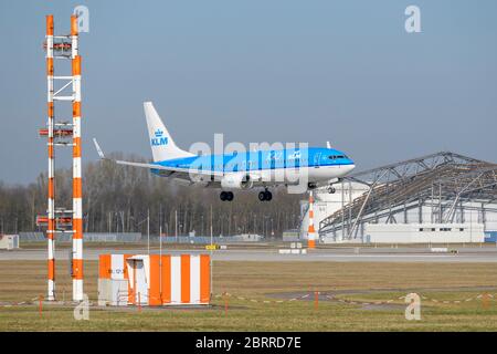 Munich, Allemagne - Mars 27. 2020 : KLM Royal Dutch Airlines Boeing 737-8K2 avec l'immatriculation de l'avion pH-BXV à l'approche de la runwa sud Banque D'Images