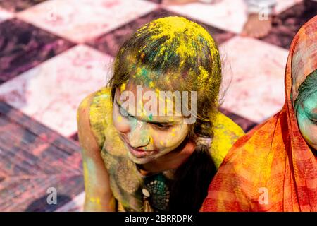 Les gens célèbrent le traditionnel et ritualiste coloré Lathmar Holi avec la danse et les visages colorés au temple Radharani à Barasana, Uttar Pradesh Banque D'Images