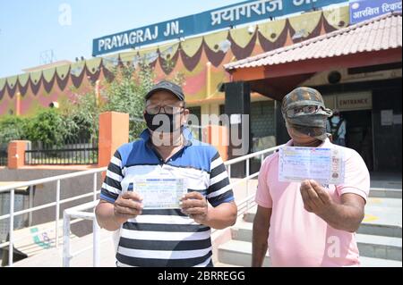 Prayagraj, Uttar Pradesh, Inde. 22 mai 2020. Prayagraj: Les passagers présentent leurs billets à la gare de Prayagraj après que les autorités aient assoupli les restrictions, pendant le confinement en cours de la COVID-19, à Prayagraj, le vendredi 22 mai 2020. Credit: Prabhat Kumar Verma/ZUMA Wire/Alamy Live News Banque D'Images