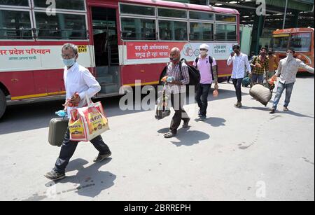 Prayagraj, Uttar Pradesh, Inde. 22 mai 2020. Prayagraj: Des travailleurs bloqués sont arrivés par des bus spéciaux à bord de trains pour arriver dans leurs villages indigènes pendant le confinement en cours de la COVID-19, à Prayagraj, le vendredi 22 mai 2020. Credit: Prabhat Kumar Verma/ZUMA Wire/Alamy Live News Banque D'Images