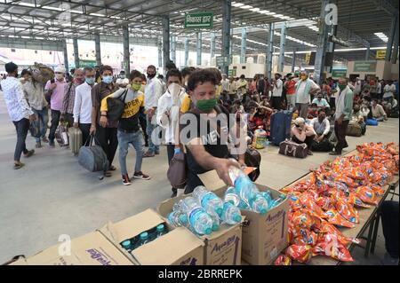 Prayagraj, Uttar Pradesh, Inde. 22 mai 2020. Prayagraj: Les travailleurs bloqués sont arrivés par un train spécial prennent des paquets de nourriture gratuits pendant le confinement en cours de COVID-19, à Prayagraj, le vendredi 22 mai 2020. Credit: Prabhat Kumar Verma/ZUMA Wire/Alamy Live News Banque D'Images