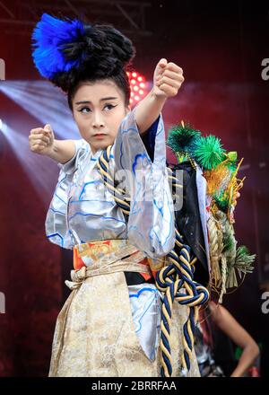 Femme japonaise au kimono au Japan Matsuri Festival avec danse traditionnelle, costumes japonais et représentations sur Trafalgar Square, Londres, Banque D'Images