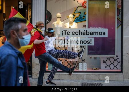 Malaga, Espagne. 21 mai 2020. 21 mai 2020 (Malaga) Mars et protestation contre l'administration de Pedro Sanchez pour la crise sanitaire, qui a rassemblé dans Calle larios plus de 1000 personnes avec des drapeaux et des masques espagnols. Crédit : CORMON PRESS/Alay Live News Banque D'Images