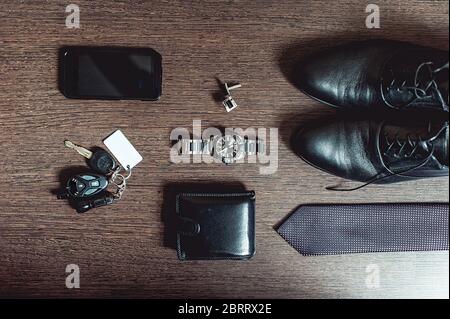 Accessoires le jour du mariage de la groom. Portefeuille montre boutons de manchette cravate chaussures téléphone portable clés de voiture Banque D'Images