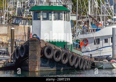 Vue rapprochée d'un bateau à remorqueurs amarré dans une marina à Sitka, Alaska, États-Unis Banque D'Images