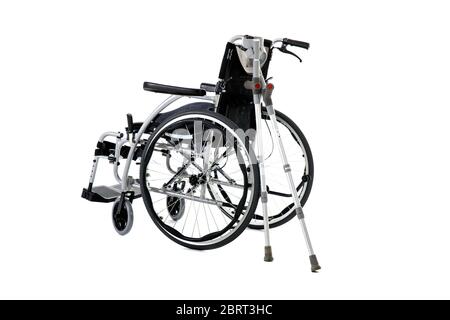 Béquille noire pour fauteuil roulant, chaise non valide, fauteuil roulant et béquilles isolées sur fond blanc Banque D'Images