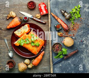 Terrine maison avec artichaut de Jérusalem, carottes et pommes de terre Banque D'Images