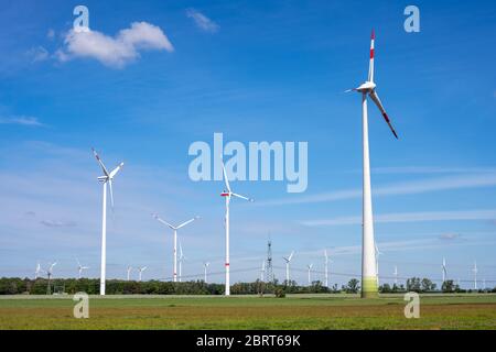 Éoliennes modernes dans une zone agricole vue en Allemagne Banque D'Images