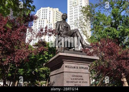 Monument à William H. Seward, homme d'État américain du XIXe siècle, par Randolph Rogers, situé dans Madison Square Park, New York, NY, États-Unis Banque D'Images