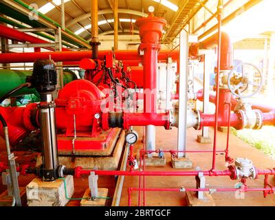 Pompe incendie entraînée par un moteur diesel dans l'industrie ou l'usine, technologie principale de l'équipement pour le système de protection incendie, concept de sécurité Banque D'Images