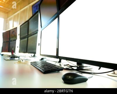 Espace de copie blanc à l'intérieur du moniteur avec clavier et souris, salle de contrôle pour centrale électrique, concept industriel. Banque D'Images