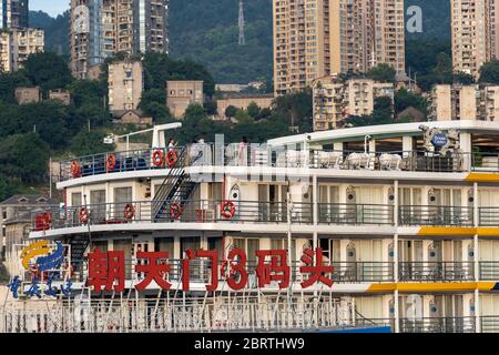 Chongqing, Chine - août 2019 : gros plan des ponts d'un bateau de luxe sur le fleuve Yangtze avec des bâtiments résidentiels de la ville de Chongqing dans le Banque D'Images