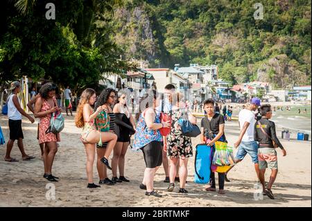 Scène matinale à la plage principale d'El Nido, Philippines, alors que les touristes commencent à partir sur les bateaux de jour. Banque D'Images