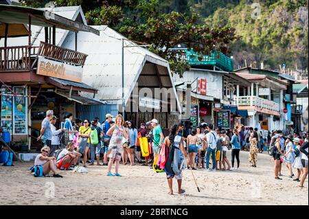 Scène matinale à la plage principale d'El Nido, Philippines, alors que les touristes commencent à partir sur les bateaux de jour. Banque D'Images