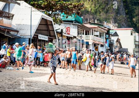 Scène matinale à la plage principale d'El Nido, Philippines, alors que les touristes commencent à partir sur les bateaux de jour. Banque D'Images