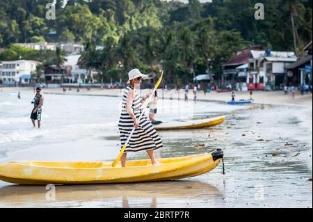 Scène matinale à la plage principale d'El Nido, Philippines, alors que les touristes commencent à partir sur les bateaux de jour. Banque D'Images