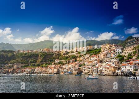 Vue panoramique sur la côte méditerranéenne de la mer de Chianalea di Scilla en Calabre avec des maisons typiques Banque D'Images