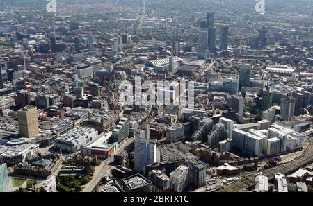 Vue aérienne du centre-ville de Manchester en descendant vers le sud sur la longueur de Deansgate Banque D'Images