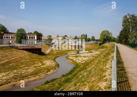 Recklinghausen, région de la Ruhr, Rhénanie-du-Nord-Westphalie, Allemagne - eaux de circulation renaturisées, le Hellbach appartient au système de l'Emscher et donc à Banque D'Images