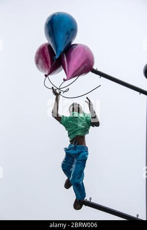 Garçon avec des ballons à l'attraction Funfair sur International Drive, Orlando, Floride. Banque D'Images