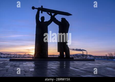 Magnitogorsk, Russie: Monument soviétique 'Mémorial de l'arrière-front' dédié à la victoire dans la Seconde Guerre mondiale. Monument aux soldats et travailleurs tombés. Banque D'Images