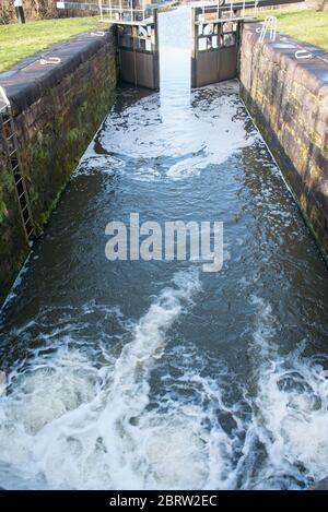 L'écluse 27 Forth & Clyde Canal, Glasgow est en service. Banque D'Images