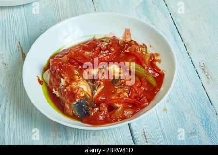 Ragoût de poisson trinidadien, poisson des Caraïbes avec vivaneau rouge mariné et tilapia, infusé avec des épices, poivrons, tomates, Banque D'Images