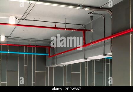 L'incendie automatique système de sécurité et d'alimentation d'eau rouge. La suppression des incendies. La protection contre les incendies et le détecteur. Avec un système d'extinction automatique du tuyau rouge Banque D'Images